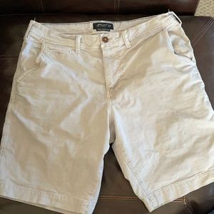 American Eagle men’s flat front next level khaki classic shorts 32 smoked gray